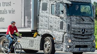 Radfahrer oder Fußgänger an einer Kreuzung neben einem Lastwagen: Diese gefährliche Kombination will Mercedes-Benz mit dem Blind Spot Assist entschärfen. (Foto: Daimler)