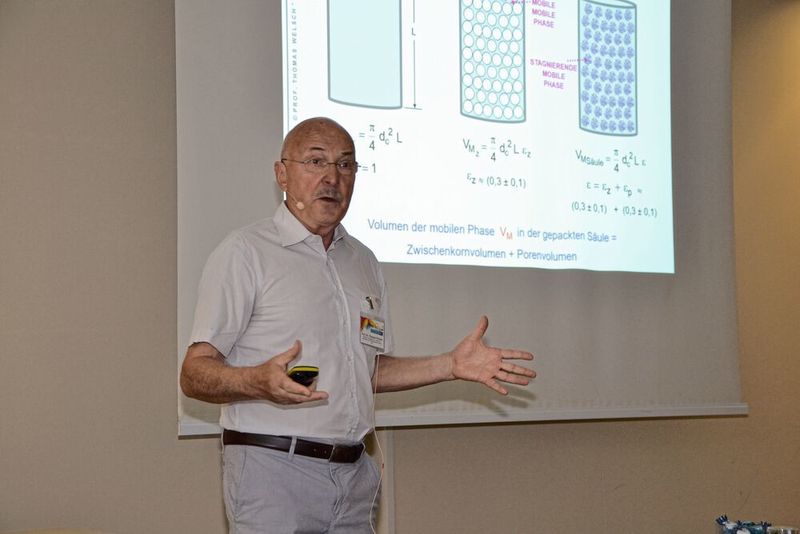 Hochaktuell war das Keynote-Thema von Prof. Dr. Thomas Welsch: Welche Vorteile bieten pellikulare Packungsmaterialien in der UHPLC und was man bei der Methodenentwicklung beachten muss. (LABORPRAXIS/Ottleben)