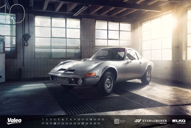 Gerade erst feierte Opels Designikone seinen 50. Geburtstag. Der von 1968 bis 1973 produzierte GT ist ein Meilenstein der Rüsselsheimer Formensprache und begeisterte als „Hosentaschen-Corvette“ vor allem auch die US-Amerikaner – trotz relativ bescheidener 90 PS aus 1,9 Litern. Immerhin knapp 70 Prozent der insgesamt 103.463 gebauten GTs wurde in die USA exportiert, von wo aus im Lauf der Jahre viele wieder den Weg zurück nach Europa bzw. Deutschland fanden. (Stahlgruber)