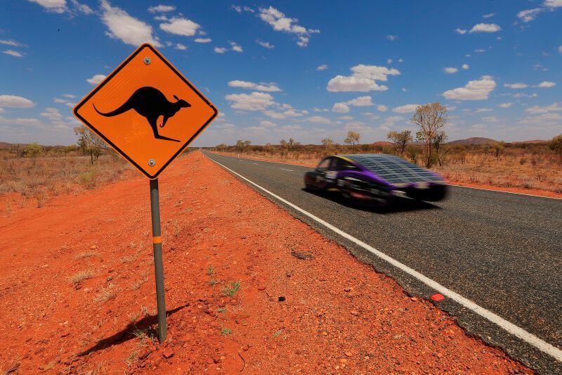 An den Kontrollpunkten können die Teams nur die grundlegendste Wartung durchführen - die Kontrolle und Aufrechterhaltung des Reifendrucks und die Reinigung von Ablagerungen aus dem Fahrzeug. (World Solar Challenge)
