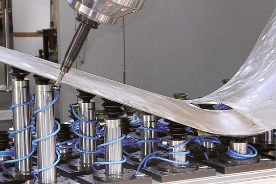 Für Aerospace und andere Branchen ist FSS gedacht, das flexible Spannsystem für wechselnde Freiformflächen.(Bild:  Stark Spannsysteme)