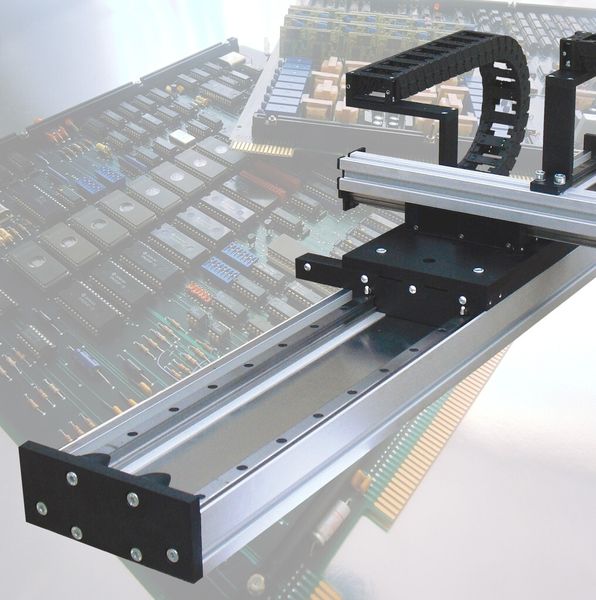 Handelt es um leichte oder mittlere Lasten, die dynamischen Bewegungen unterzogen werden, sind Linearmotoren als kompakte Einheiten erste Wahl. Häufig kommen diese deshalb in der Mikroelektronik oder der Verpackungsindustrie zum Einsatz. (Bild: Dimotion)