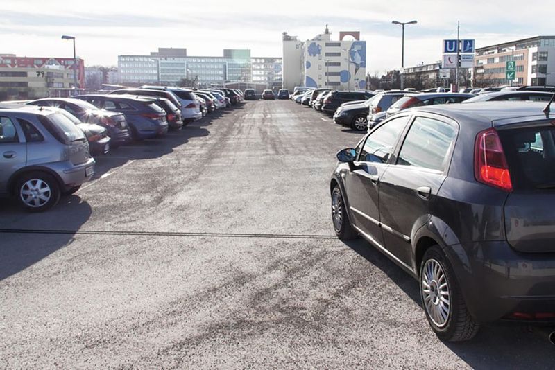 Parkplatzsuche:  Ein freier Parkplatz wird dank Sensoren erkannt und lässt sich beispielsweise elektronisch in Echtzeit übertragen. (Bild: Park Here)