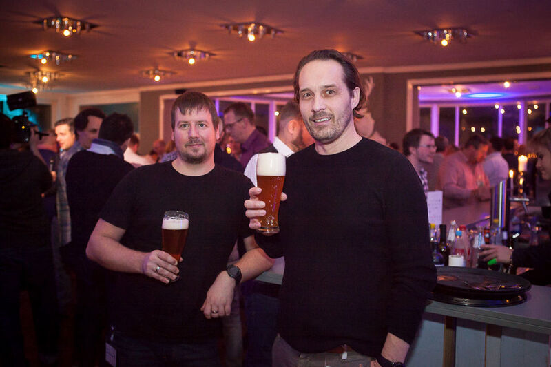 Platz an der Bar gesichert: v. l. Roy Lichtenberger Ron Probsthain (beide Cevisio). (Astrid Piethan)