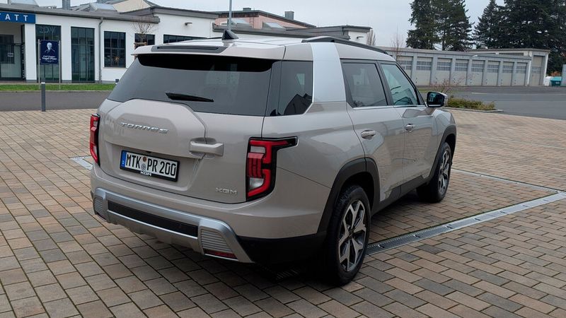 Der Verbrauch beträgt laut Datenblatt 9 Liter pro 100 Kilometer. Das ist nicht gerade wenig, auch wenn wir hier ein schweres SUV bewegen. Bei unseren Testfahrten lagen wir sogar noch ein bisschen darüber. (Bild: Mauritz - VCG)