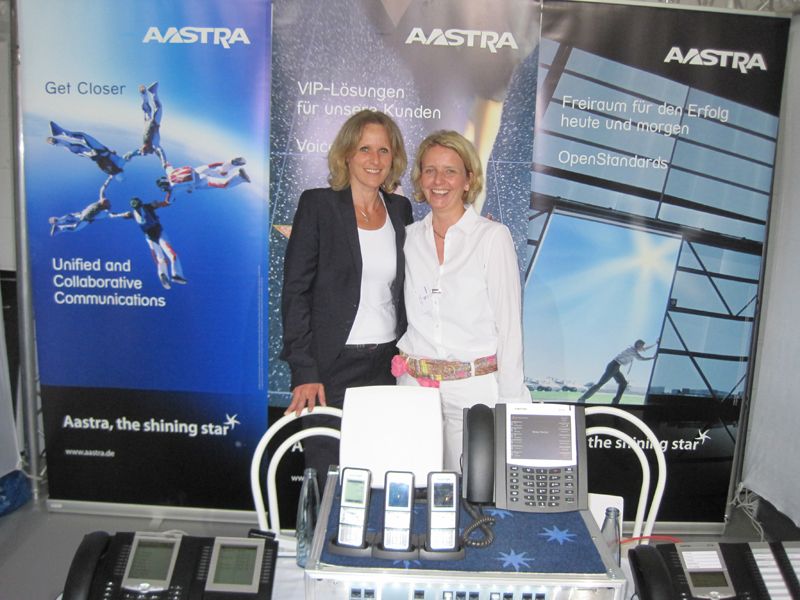 Beate Reuter (Aastra) und Stephanie Steen (IT-BUSINESS) (Archiv: Vogel Business Media)