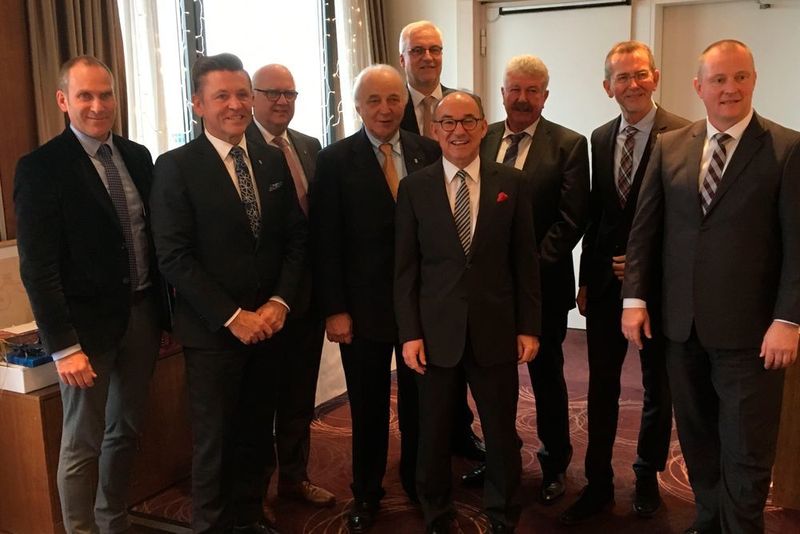 Der künftige Ruheständler im Kreis der Laudatoren: (v. l.): Kreishandwerksmeister Nicolai L,ucks, ZDK-Vizepräsident Wilhelm Hülsdonk, Bürgermeister Hans Werner Bartsch, Obermeister Rolf Mauss, Handwerkskammer-Geschäftsführer Garrelt Duin, Innungsgeschäftsführer Norbert Werner, Obermeister Siegfried Busse, Verbandspräsident NRW Frank Mund und ZKF-Präsident Peter Börner. (Wenz)