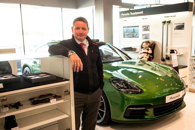 „Man muss hier die Regeln kennen, sonst ist man verloren. Keiner zahlt den vollen Preis“, erzählt Callum Bottomley, Sales Manager des Porsche-Zentrums Kuwait. (Bild: press-inform)