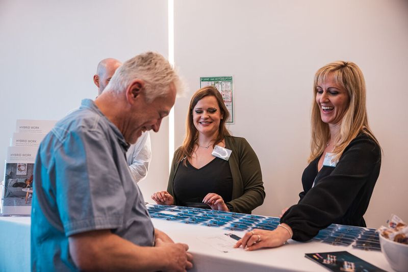 Saskia Stallmach und Esther Schurter begrüßen Walter Winterholler (BVG).  (Bild: C4B)