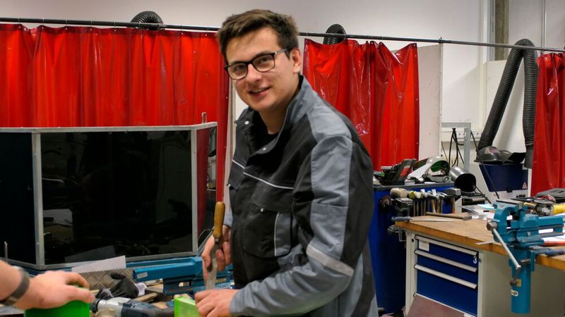 Im Fachbereich Karosserie- und Fahrzeugbau waren es Justin Balcer (1. Platz),... (Bild: Wenz| VCG)