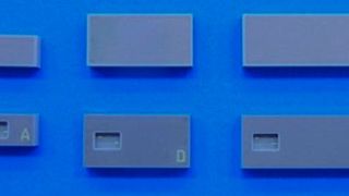 Keramische Bauteile mit integrierter RFID-Antenne (Skala mit 1,0 mm Schritten). Die auf IoT abzielende Entwicklung von Kyocera ermöglicht neue RFID-Applikationen für den Automotive- und mHealth-Markt. (Bild: Kyocera)