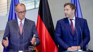 Bundeskanzler Friedrich Merz (links, CDU), und Lars Klingbeil (SPD), Vizekanzler und SPD-Bundesvorsitzender, stellen sich nach dem „Autogipfel“ im Bundeskanzleramt der Presse. (Bild: picture alliance/dpa)