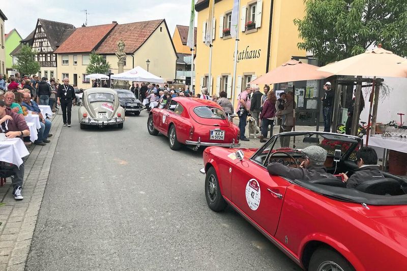 Immer wieder versammelte sich der Tross in Orten und Dörfern zu Rundkursen, im Bild erfolgt ... (Grimm / »kfz-betrieb«)