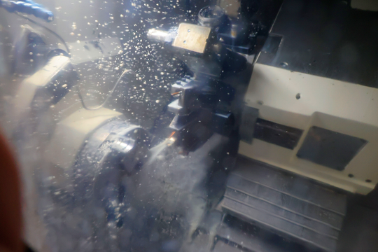Die mechanische Bearbeitung der einzelnen Werkzeugteile erfolgt auf hochpräzisen Maschinen. Hohe Präzision macht indes Tuschierpressen nicht überflüssig – sie zeigen, wie die Einzelteile im fertigen Werkzeug im Zusammenspiel funktionieren.(Bild:  Pergler Media)
