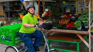 Ein digitales Assistenzsystem ermöglicht schwerbehinderten Auslieferungsfahrern und -fahrerinnen den selbstständigen Kundenkontakt. (Kruschina WEK)