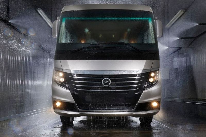 Zur serienmäßigen Sicherheitsausstattung des Flair gehören außerdem ein Elektronisches Stabilitätsprogramm (ESP), Gurtstraffer und ein Pedal Release System.  (Niesmann und Bischoff)