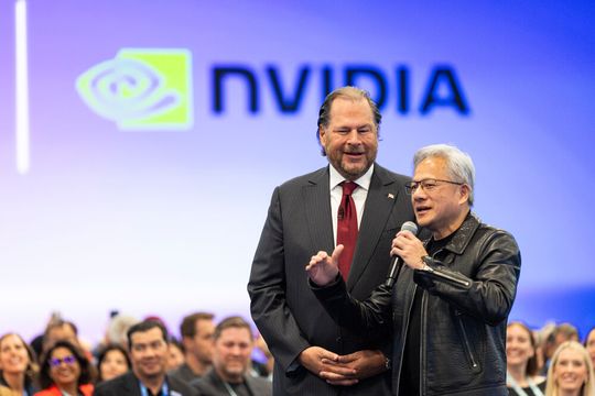 Salesforce-CEO Marc Benioff und Nvidia-CEO Jensen Huang stellten auf der Dreamforce 2026 das neue CRM-Reasoning-Modell Koa vor.(Bild:  © 2026 by Jakub Mosur Photography)