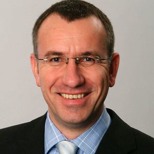 Holger Schulteis, Niederlassungsleiter Uhlmann: „Fachleute mit mehrjähriger Berufserfahrung und speziellem Maschinenwissen für Nischenindustrien, von dieser Sorte Ingenieur gibt es nur ganz wenige in China.“ 