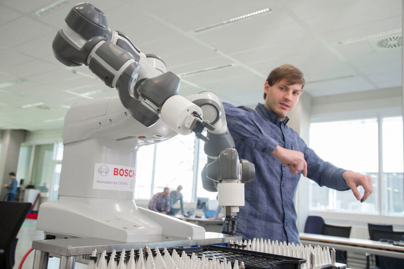 Die Nachwuchswissenschaftler sollen dabei eng mit den Forschern des „Bosch Center for Artificial Intelligence“ am Forschungscampus in Renningen zusammenarbeiten. Im Gegenzug entsendet Bosch Mitarbeiter zu gemeinsamen wissenschaftlichen Projekten an die Universität. (Bosch)