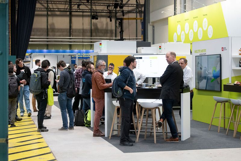 Am Stand von Walter Meier (Fertigungslösungen) AG war ein Highlight des SP:  Das neue «Robodrill α-D21MiB5ADV Plus» Bearbeitungszentrum. Dank der Integration eines Lehmann-Tap9-Schwenkrundtisch mit Drehfunktion können neben komplexesten 5-Achs-  Simultanbearbeitungen neu Drehoperationen bis 2170 1/min realisiert werden. Die Technologieerweiterung wurde seitens Walter Meier (Fertigungslösungen) AG mit Technologiepartnern entwickelt und ist seit einem Jahr als Prototyp bei einem Anwender im produktiven Einsatz und per sofort verfügbar.  (Bild: Thomas Entzeroth)