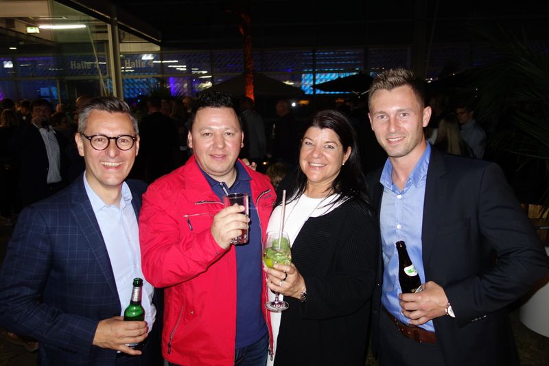 In Partylaune sind (v. l.) Alexander Maier, Ingram Micro, mit Gerit Günther, ACER, Katja Schraml, Buffalo, und Dimitri Schewtschenko, Acronis. (Bild: IT-BUSINESS)