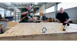 Eine Holzverpackung nimmt Gestalt an. (Bild: Schulte/HPE)