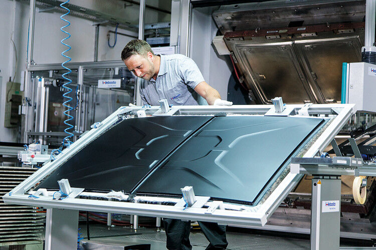 Die Fertigung des Paper-Honey-Comb-Dachs in Webasto-Werk Schierling. (Foto: Webasto)