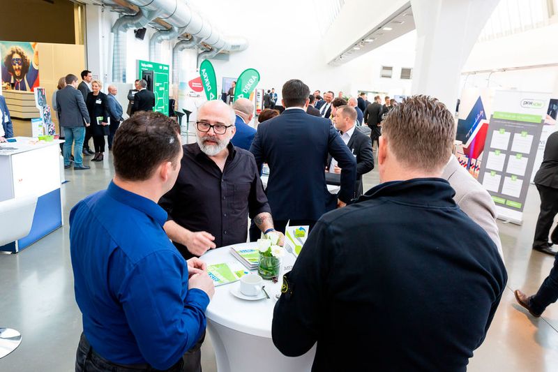 Die Pausen nutzten die Teilnehmer zum Austausch. (Bild: Stefan Bausewein)