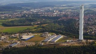 Blick auf Rottweil und den 246 Meter hohen Testturm der Aufzugssparte von thyssenkrupp.  (thyssenkrupp)