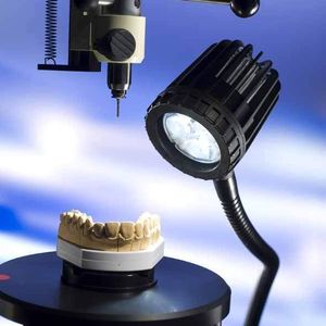 Die LED-Leuchte wird unter dem Namen Mechaled in der Metallbranche und unter dem Namen Dentaled in der Dentalbranche und Medizintechnik vertrieben. 