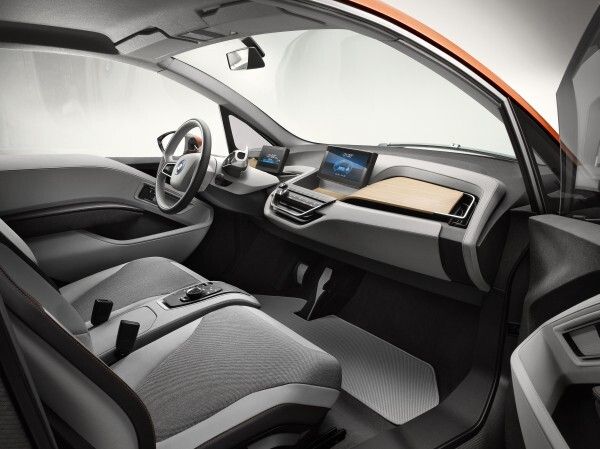 Das BMW i3 Concept Coupé ist das erste vollständig vernetzte Elektrofahrzeug der Welt (BMW Group)