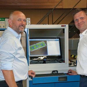 Der CAD-Viewer ergänzt bei VKT das Papier: Anhand des CAD-Modells können sich die Mitarbeiter in der Werkstatt sofort ein Bild machen, wie das betreffende Bauteil aussieht, wohin es im Werkzeug gehört und wie es montiert wird. (neben Frank Vollmer steht Ansgar Claes von Mecadat)