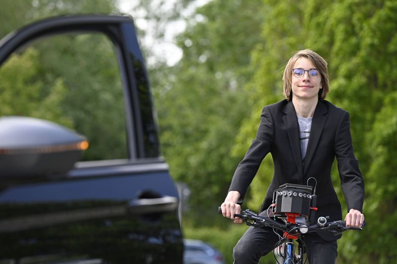 Bundessieger im Fachgebiet Arbeitswelt wurde Vincent Nack (15) aus Bayern. Er konzipierte ein autonomes Notbrems-Assistenzsystem für Fahrräder, das Zusammenstöße verhindern kann. Dazu nutzte er Ultraschall- und Lagesensoren sowie eine elektromechanische Ansteuerung der Hinterradbremse.  Mehr zum Jugend-forscht-Projekt „Bike Emergency Braking System“.  (Stiftung Jugend Forscht e V. / Max Lautenschläger)