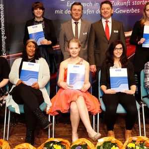 Frauenpower: (hinten v. li.) Stefanie Schlienz, Modestus Dörle (Gesellenprüfungsausschuss), Alois Huber (Obermeister), und Lisa Österle; (vorne v. li.): Jana Schmidt, Sirikit Frauenknecht, Simone Killisperger, Yvonne Lechner und Patricia Nemeth. (Bild:  Kfz-Innung)