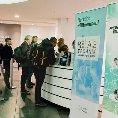 Entwickler treffen Entwickler. Auf dem Fachkongress Power of Electronics am 29. und 30. September in Würzburg stehen die Themen Wärmemanagement (ehemals Cooling Days), 
Leiterplattentechnik, Power-Design und Power Systems, Kreislaufwirtschaft sowie Relaistechnik im Fokus. (Bild: Stefan Bausewein)