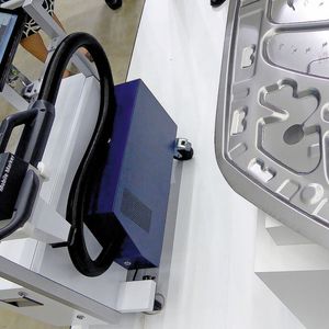 Der TruMark 5010 Mobile Marker besteht aus der Laserquelle, dem Tablet-PC und der handgeführten Bearbeitungseinheit.