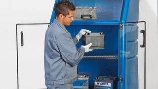 Batterieladeschrank mit 3-teiliger Tür, automatischer Absaugung und Steuereinheit für die sichere Überwachung. (Bild: Denios)