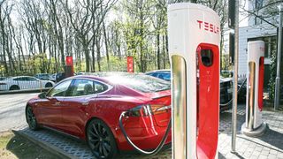 Bislang können nur Tesla-Modelle am Supercharger laden. (Bild: Tesla Motors)