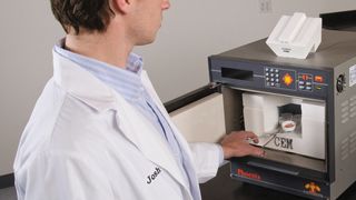 Der Kunststoff-Schnellverascher Phönix von CEM ermöglicht die schnelle Veraschung von Kunststoffen zur Bestimmung des Glasfaser- bzw. Kohlefaseranteils. (Bild: CEM)