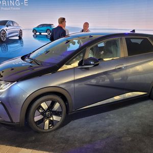 Der BYD Dolphin ist ein typisches Kompakt-Fahrzeug. Bemerkenswert ist der Platz im Innenraum. Der Dolphin ist ab Sommer bestellbar.(Bild:  Wehner - Vogel Communications Group)