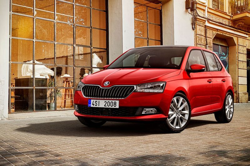 Sein Debüt erlebt das Facelift des Fabia ebenfalls in Genf. Vorne unterscheidet es sich in Kühlergrill, Stoßfänger und den optionalen LED-Lichtern vom Vorgänger. (Skoda)