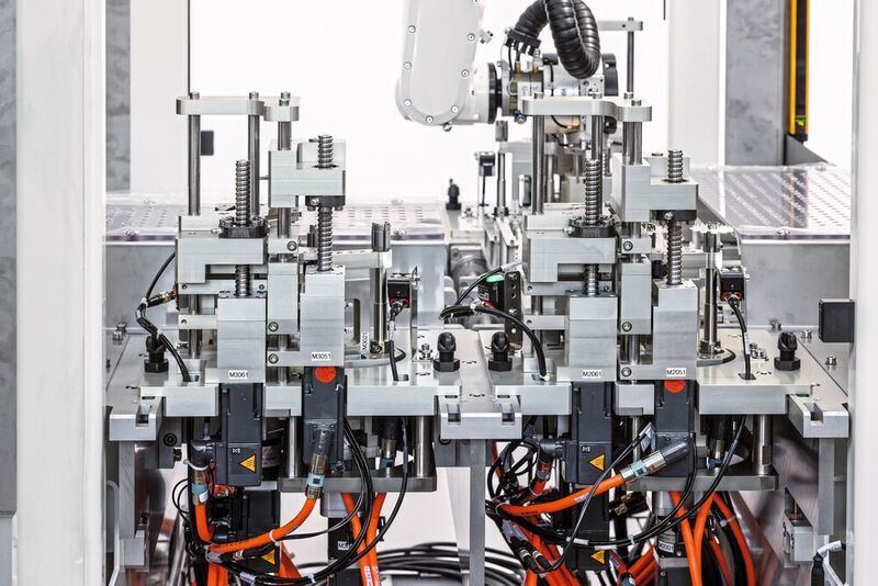 Nicht mehr von Hand: Die von Caromatic entwickelte Anlage fertigt präzise Bestandteile von Einweg-Endoskopen, die in der Kardiologie eingesetzt werden. (Siemens)