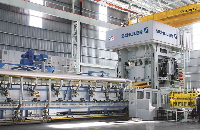 Mit Ofen und sonstiger Peripherie benötigen Presshärteanlagen viel Platz. (Bild: Schuler)