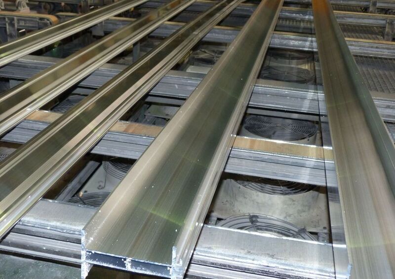 Die Aluminiumprofile werden in Ausziehlängen bis 60 m über einen Kühltisch zum Kaltsäge-Rollgang befördert. (Archiv: Vogel Business Media)
