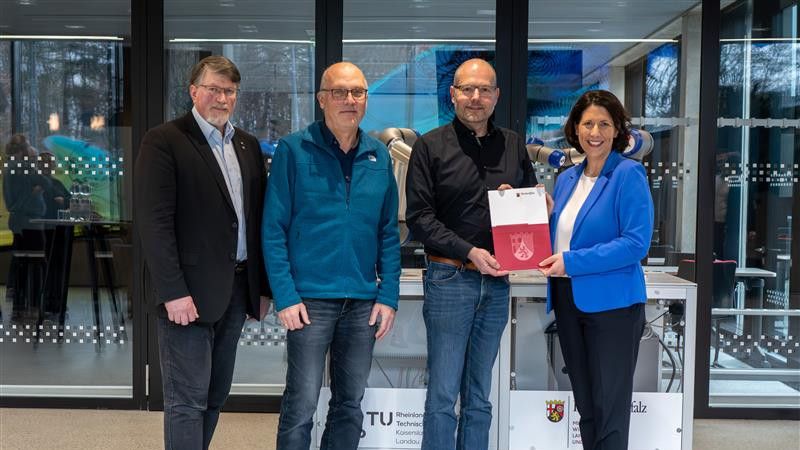 Von links: Prof. Roland Ulber (Dekan Maschinenbau & Verfahrenstechnik), Prof. Werner Thiel (Vizepräsident für Forschung und Innovation), Prof. Martin Ruskowski (Leiter des Lehrstuhls für Werkzeugmaschinen & Steuerungen WSKL) und Daniela Schmitt (Wirtschaftsministerin Rheinland-Pfalz).(Bild:  SmartFactory-KL)