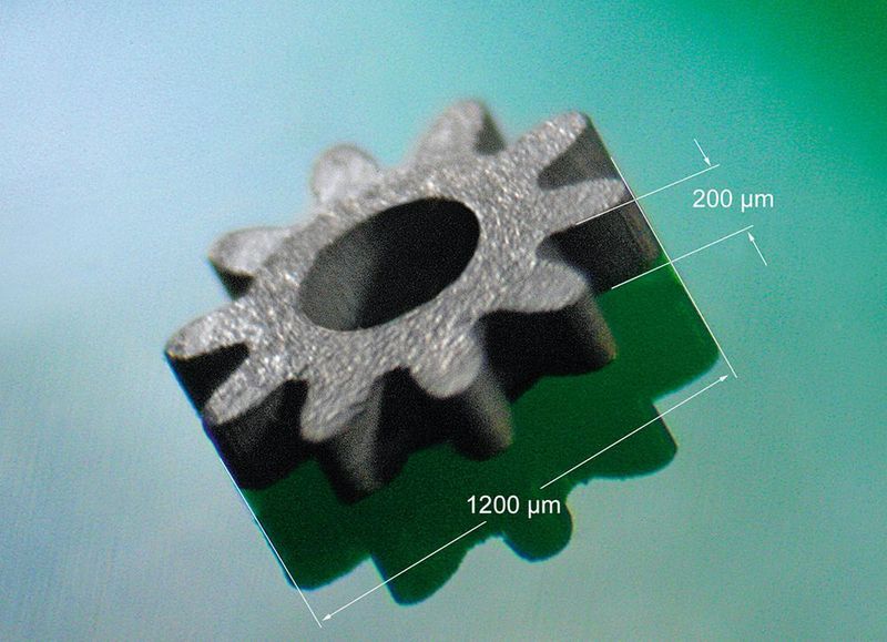 Aus Pulvermetall gefertigt, hat dieses Mikrozahnrad einen Durchmesser von 1,2 und eine Dicke von 0,2 mm. Die Zähne sind als Evolventen ausgeformt. (Kugele / wbk)