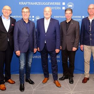 Der Vorstand des Kfz-Gewerbes Bayern tauschte sich am Vorabend mit Hubert Aiwanger aus: v. l.) Vizepräsident Günter Friedl, stellv. Landesinnungsmeister Rudolf Angerer, Präsident Albert Vetterl,  Prof. Michael Decker vom Institut für Technologie (Karlsruhe) und Vizepräsident Andreas Tröger.(Bild:  Zietz - VCG)