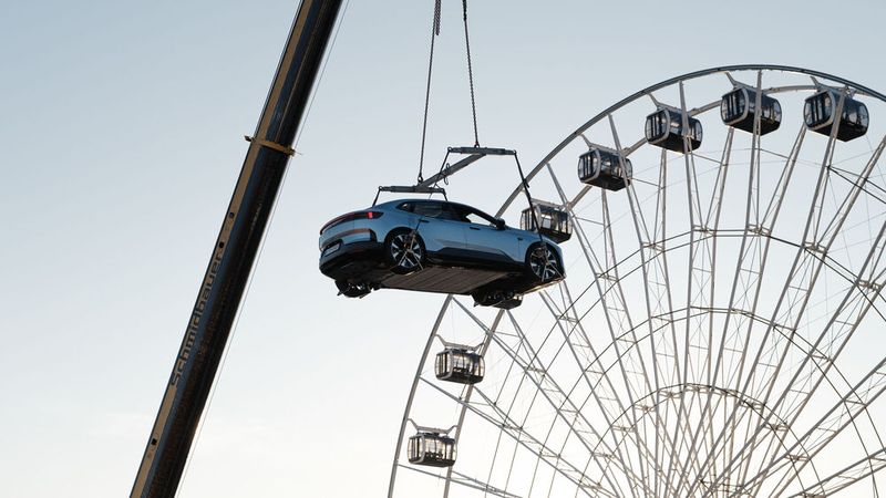 Zur Location wurde der GT per Kran gehoben. (Bild: Polestar)