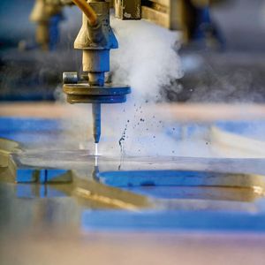 Bild 1:  Mit einer Hochleistungspumpe bis 6200 bar wird die kinetische Energie, die auf das Werkstück wirkt und das Wasserstrahlschneiden erst möglich macht, signifikant gesteigert.