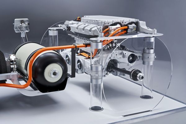 Angetrieben wird der BMW i Hydrogen NEXT vom E-Antrieb der fünften Generation, der erstmalig im BMW iX3 zum Einsatz kommt. Die Leistungspuffer-Batterie ist oberhalb der E-Maschine positioniert und kann beispielsweise beim Überholen oder Beschleunigen für zusätzliche Dynamik sorgen. Die Systemleistung liegt bei 275 kW.  (BMW)